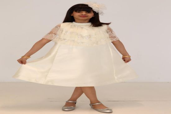 صورة فستان سهرة بيجمع التل والترتر على الاكتاف والصدر